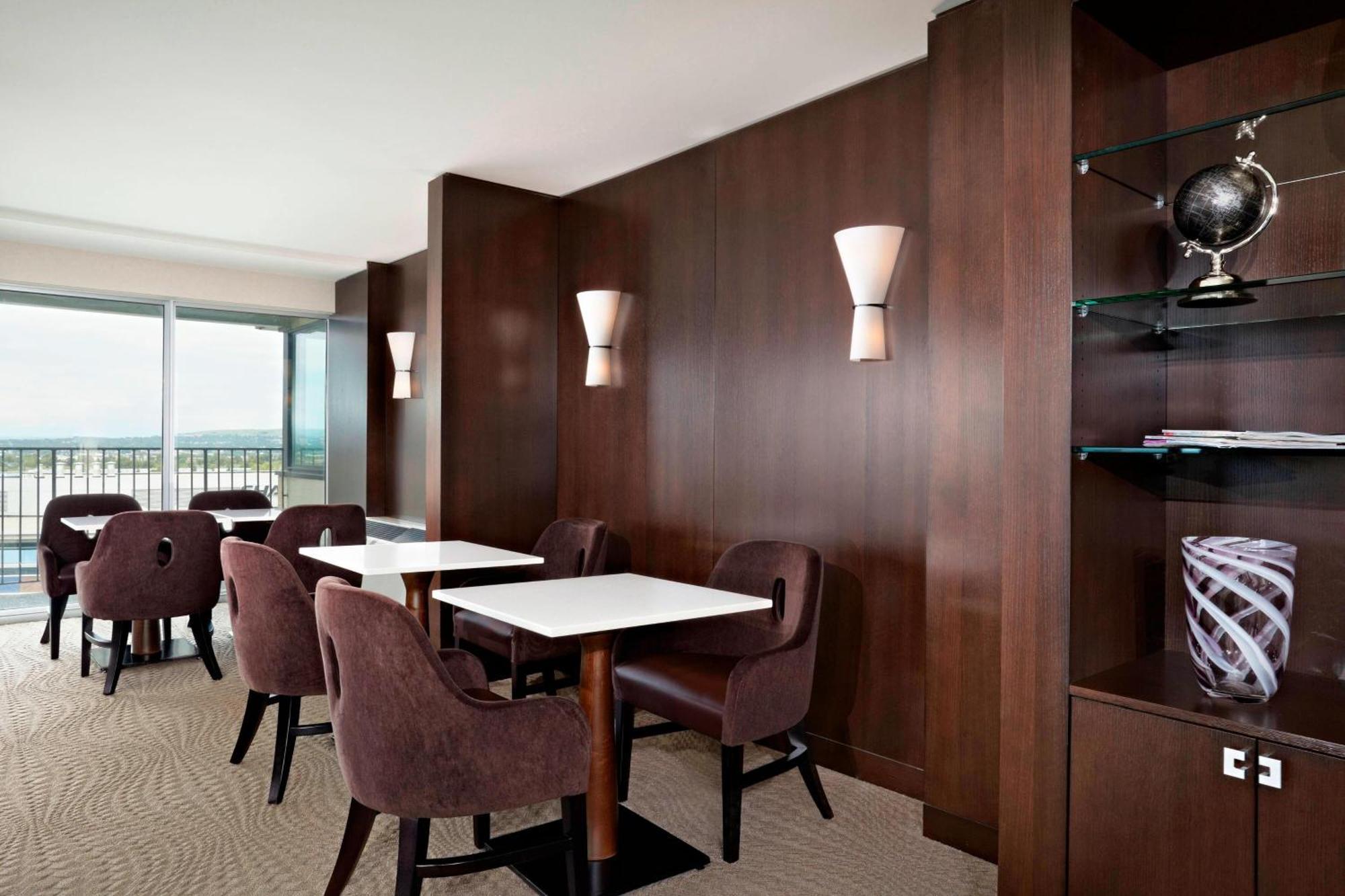 Sheraton Cavalier Calgary Hotel Exterior photo