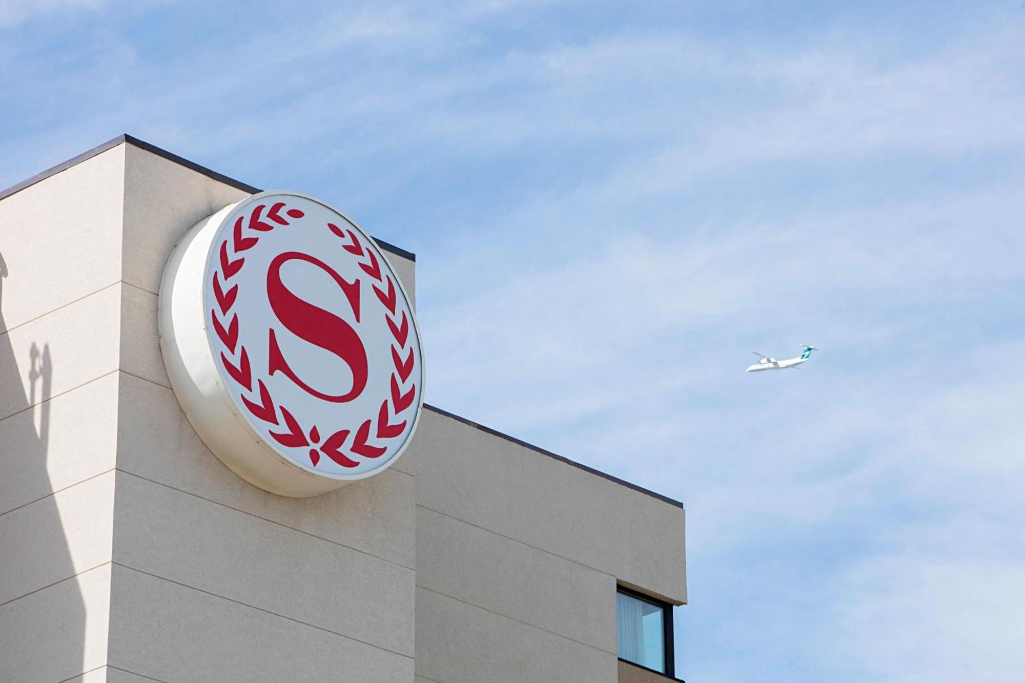 Sheraton Cavalier Calgary Hotel Exterior photo